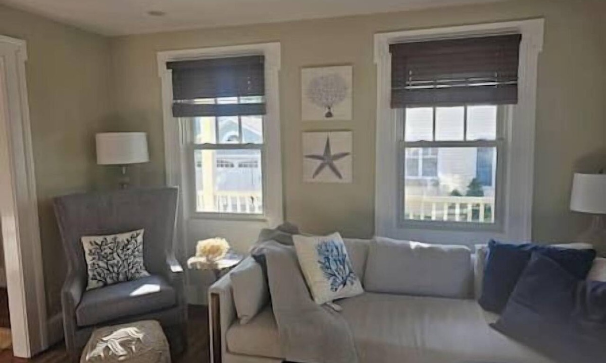 Stonington House | Apartment located next to beach and restaurants