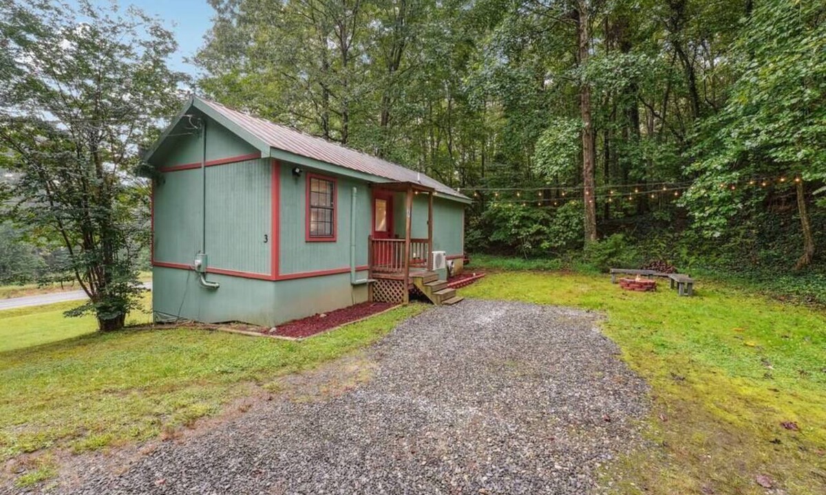 Ellijay Cabin | Firepit, Near Waterfalls| Cozy 1BR Cabin| Perfect for Small Families
