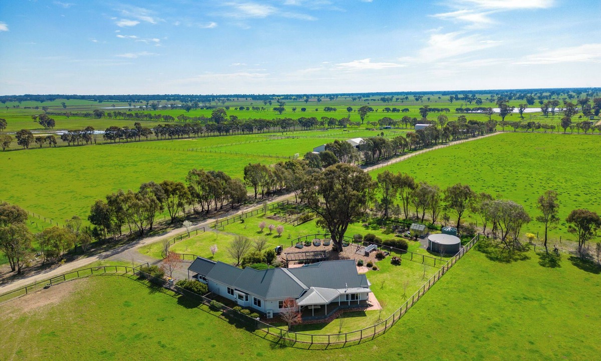 Dhurringile House | Peaceful Country Getaway Family friendly, fishing, rail trails & prospecting