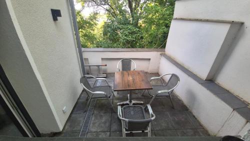 Weisenau Apartment | Rosengarten 3-Zimmer-Wohnung-4 Betten-Mainz