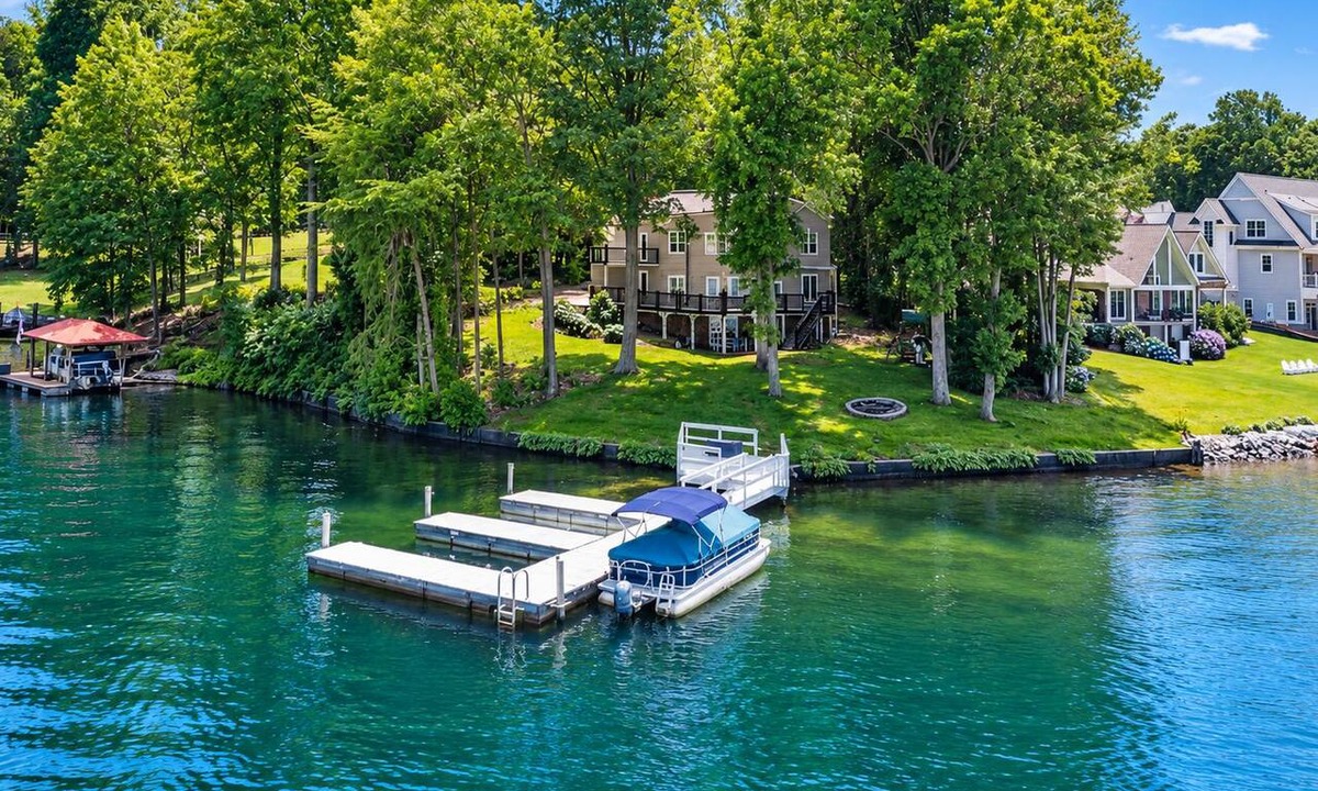 Lake Norman of Catawba House | What A View! Perfect Family Meeting Place. BIG Views! Optional Boat Rental.