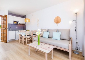 Apartment Close to the Beach with Pool Access, Private Terrace, Air Conditioning and Wi-Fi in Canyamel