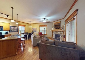 Ground floor, comfortable dog-friendly condo w/high-speed WiFi & shared pool in The Blue Mountains