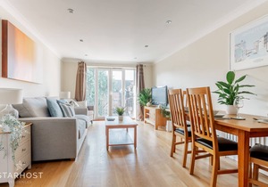 StarHost Residences - Modern 2 bedroom apartment in Newbury in Newbury