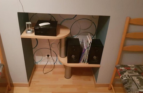 Bazouges-sur-le-Loir Apartment | appartement a l'étage d'une maison avec entrée commune par ma maison comprenant une chambre avec un grand lit , une d'enfant et un clic-clac dans la piece de vie