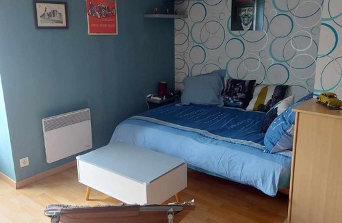Bazouges-sur-le-Loir Apartment | appartement a l'étage d'une maison avec entrée commune par ma maison comprenant une chambre avec un grand lit , une d'enfant et un clic-clac dans la piece de vie