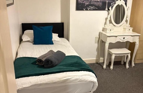 Mapperley Apartment | Budget Friendly Large 4 BR House, Parking,Close to City,Sleeps 9