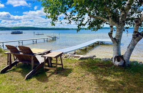 Bear Lake Cottage | Charming Lakefront Cottage