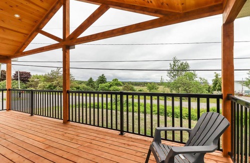West Quaco Cottage | Cheerful 3 Bedroom Cottage with Views of the Caves and private Hot tub