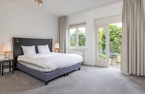 Baarlo Apartment | Clean & Comfortable with Forest Paths Just Steps Away! Onsite Dining