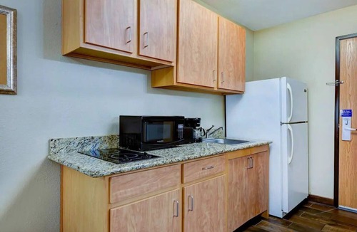 Lenexa Hotel | Clean & Comfy Studio w/Kitchenette & Free Parking | Oak Park Mall - 2.4 miles
