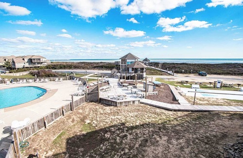 Duck Condo | Direct Beach Access! 3BR Condo w/Pool & BBQ