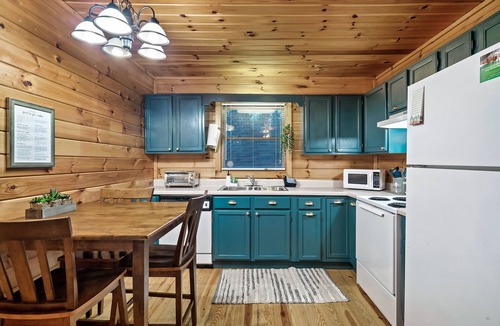Pigeon Forge Cabin | DoubleDecker🌞2 Private King Suites🌞Hot Tub~5 Mins to DT