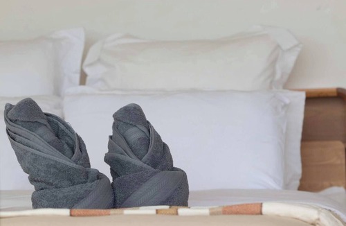 Raglan Bed & Breakfast | Full Coastal Retreat, 3 Rooms, Hot tub, Views!