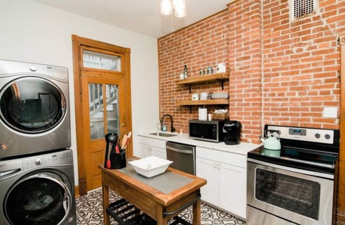 Jefferson City House | Hawkin's House Upper Suite Downtown Jefferson City