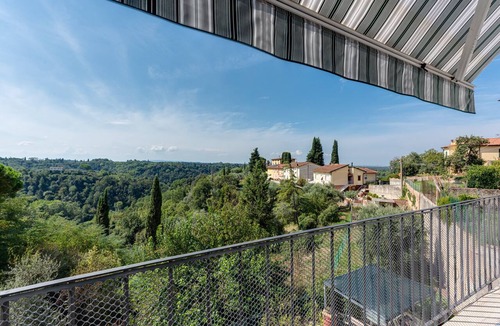 Marti House | House of Flowers holiday home with balcony and Wi-Fi