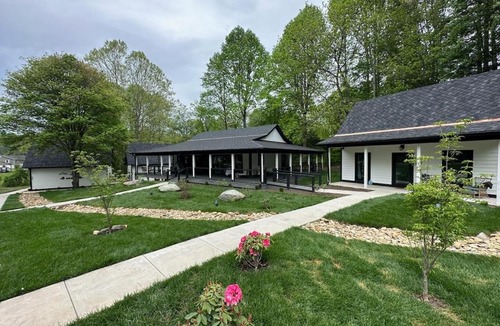 Brevard Villa | Life's Good Retreat