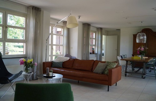 Steenbergen House | Luxurious, detached holiday home right by the water