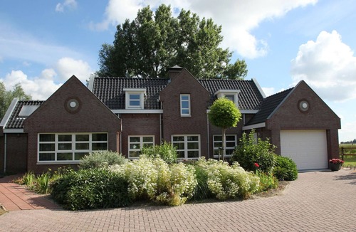 Steenbergen House | Luxurious, detached holiday home right by the water
