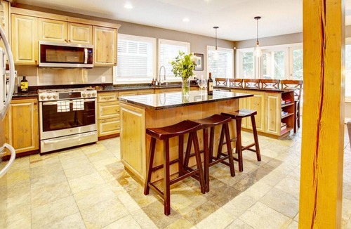 Nicklaus North Apartment | Luxury 5BR Home:Sleeps 10 Comfortably,Hot Tub,Free Parking,Patio+BBQ-5 minutes to Village!