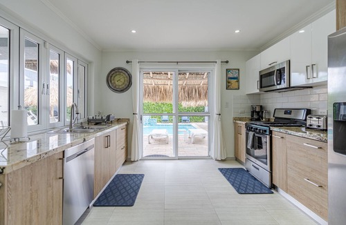 Opal Villa | Luxury Modern Villa-Pool, Ocean View Deck, In/Outdoor Kitchen, 5min to the beach