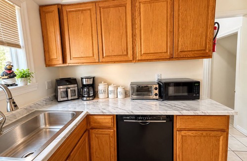Madison Heights House | Peaceful 3-Bedroom Getaway in Madison Heights – Ideal for Families & Groups