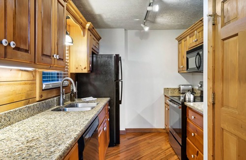 Gatlinburg Cabin | Smokies Fall Escape: Arcade, Hot-Tub, BBQ, Movies, Gatlinburg