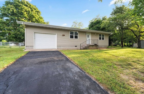 Ozark House | Traveling professionals ideal space in Ozark