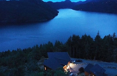 Malahat Cottage | Two-Bed Cabin – Breathtaking Fjord View at the Summit House.