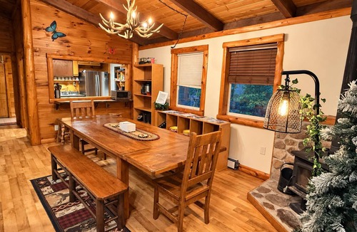 Jay House | Unique Rustic Ski/Tree House - Game room, Hot tub & Sauna