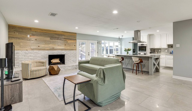 2 Mi to Galleria Dallas: Group Retreat w/Yard! in Dallas