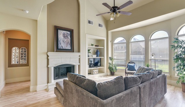 26 Mi to Houston: Spacious Home w/Fenced Yard! in Rosharon