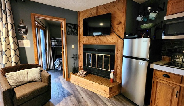 2bdrm sleeps 6. KING bed! Pool, Wifi, Fireplace, Steps to pink lift! in Mancelona