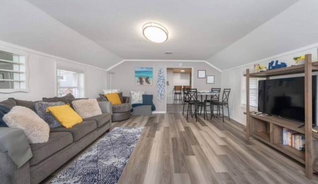 2BR Shoreside Retreat w/Beach Access & Interiors in Rochester
