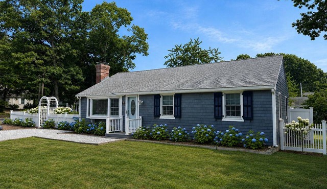 3-bedroom, 2 bath Popponesset Cottage with AC - walk to beach and The Spit in Mashpee