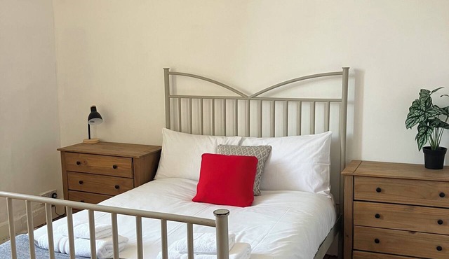 3-bedroom, 2nd floor flat in much loved district of Morningside, Edinburgh in Edinburgh