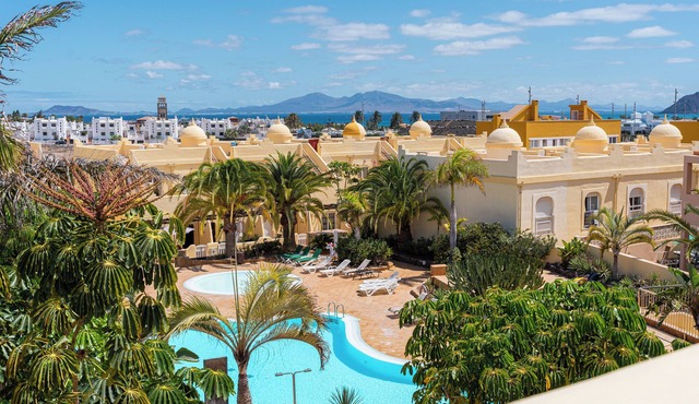 3 bedroom villa in sultan complex with wifi/UKTV/pools in Corralejo