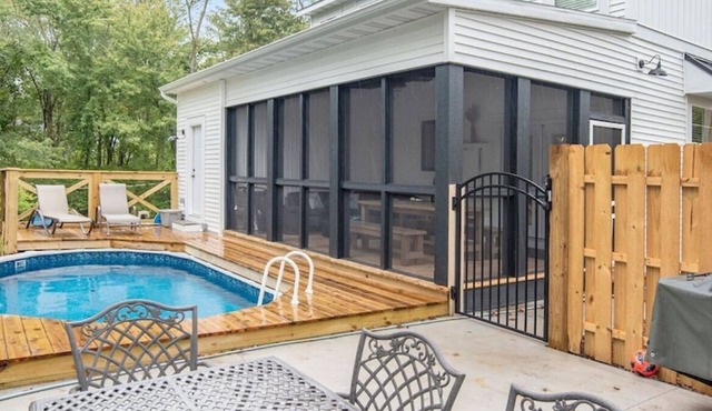 5-bedroom house with pool & hot tub, Lake MI beach access, theatre & game rooms in South Haven