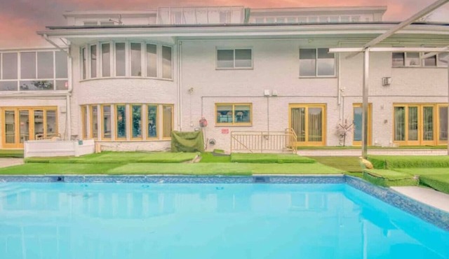 6BR Bayside Home w/Pool + Pool Table in Queens