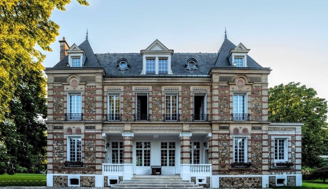 A 90-square-meter self-contained apartment for relaxing, working, or visiting the region in Garches