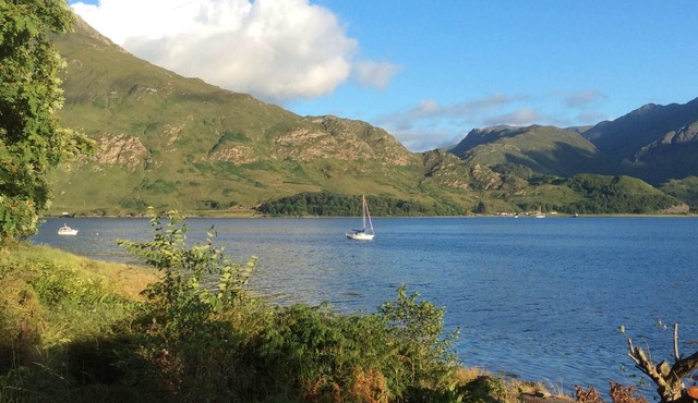 A loch side property with stunning views located in a walker's . in Inverinate