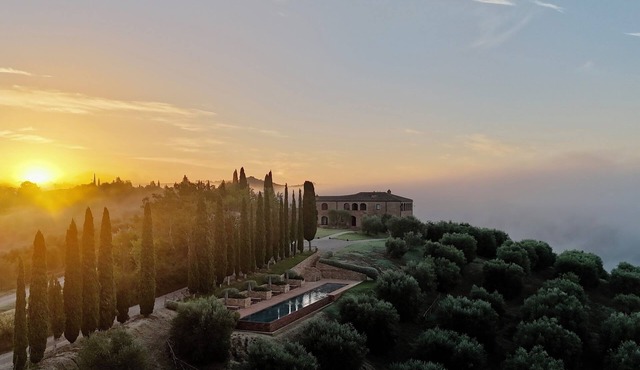Agricola Neci: Tuscan Rural Luxury with Housekeeping, Infinity Pool and a Lake in Bollano