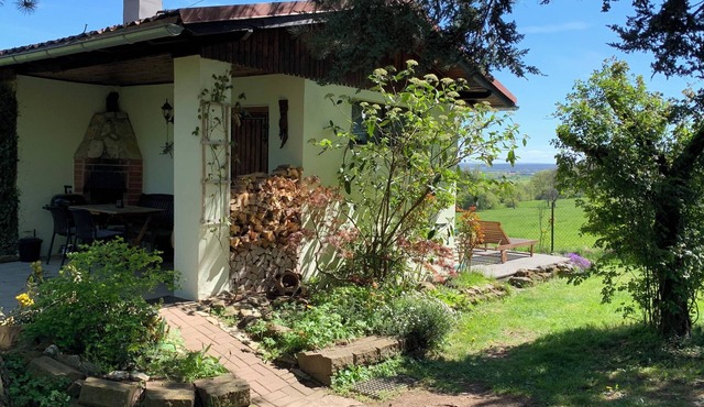 "Am Hermannstein" vacation home with a panoramic view and a garden. Vacations with a dog. in Waltershausen