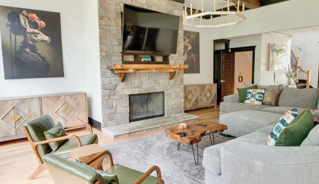 Amazing Estate right on the lake, 2 homes, sleeps 28. Arcade room, private dock in Appling