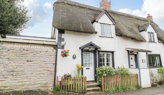 APPLE TREE COTTAGE, character holiday cottage in Harvington in Evesham