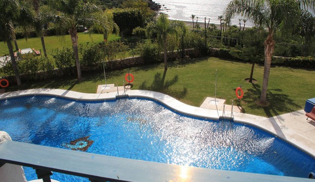 Beachfront apartment, swimming pool with salt water, gardens 2 min walk to the beach. in Almuñecar (Granada)