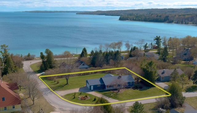 Beautiful Bayview 3 bedroom, 3 bath home/walking distance to beach. Sleeps 9. in Omena