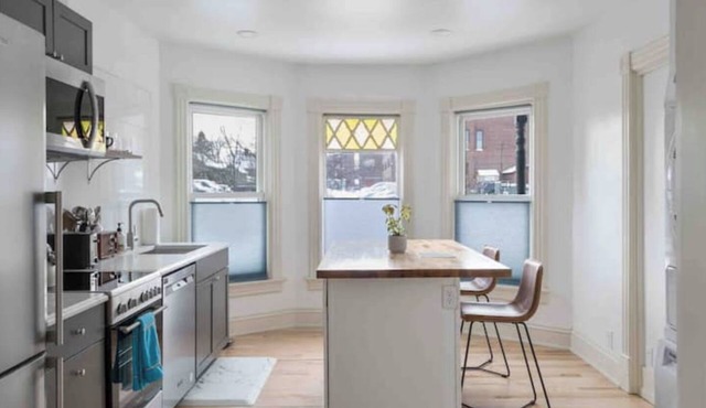 Beautiful+Modern Flat: downtown, parking, laundry in Burlington