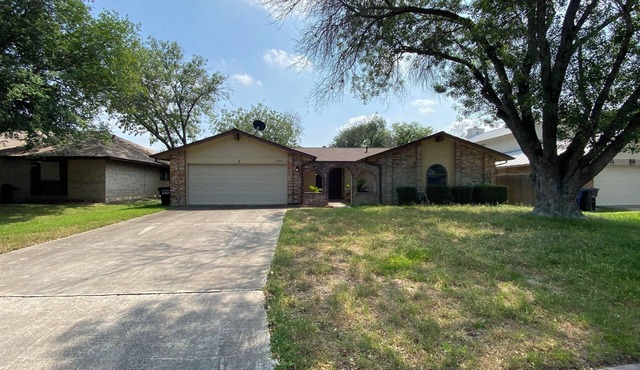 Beautifully remodeled 3 bedroom home with modern furniture and AC in San Antonio in San Antonio