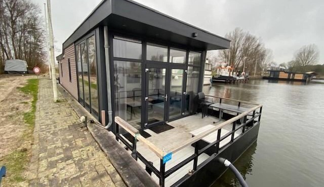 Boat with 3 bedrooms and a terrace in Biddinghuizen
